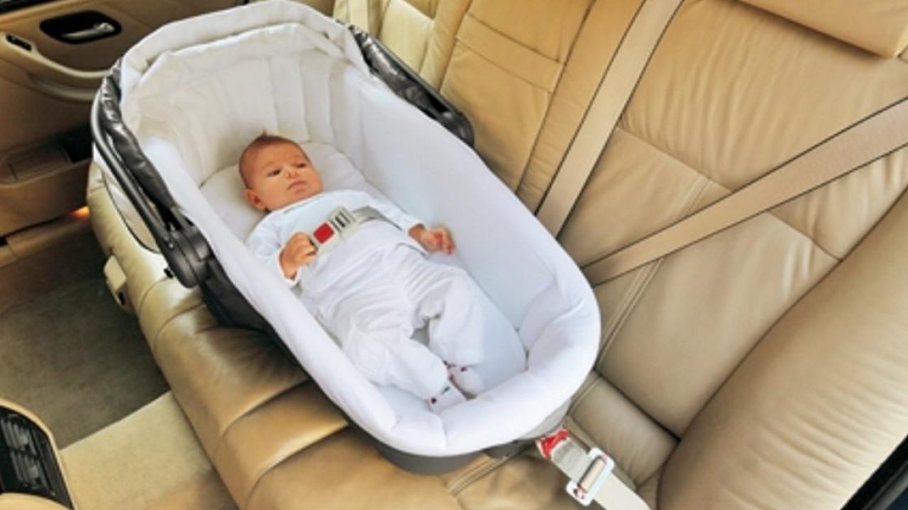 Как пристегнуть люльку. Inglesina Sofia Kit auto. Inglesina вкладыш в автокресло для новорожденных. Люлька для автомобиля для новорожденных.