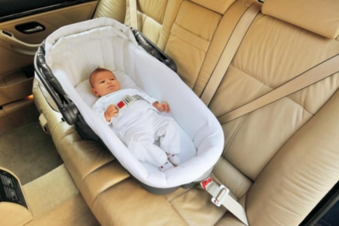 Come montare in auto navicella carrozzina neonato
