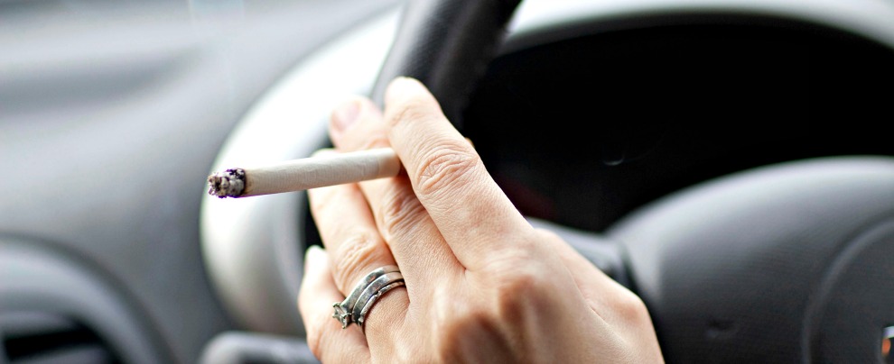 Divieto di fumare in auto: codice della strada