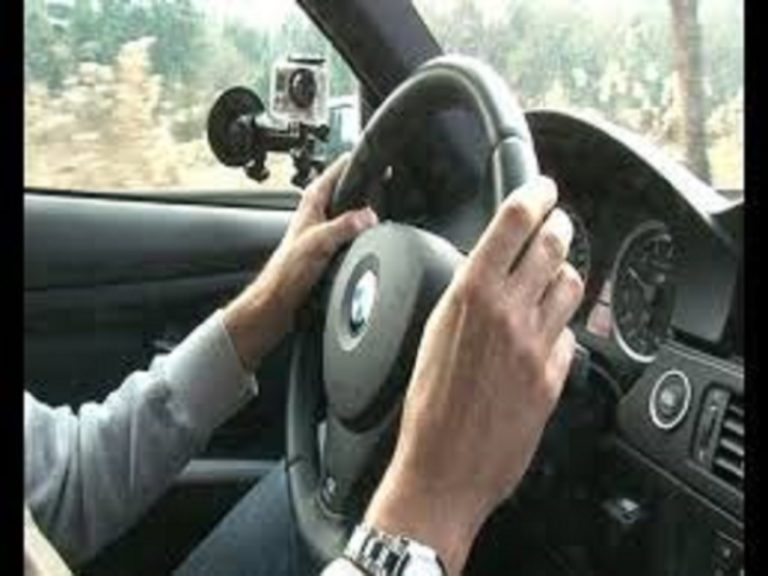Guida sicura: la giusta posizione al volante