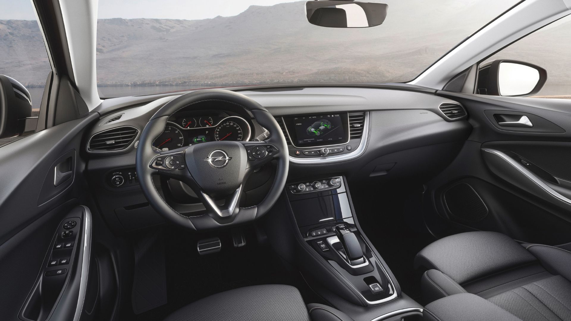 tecnologia, rifiniture e interni Opel