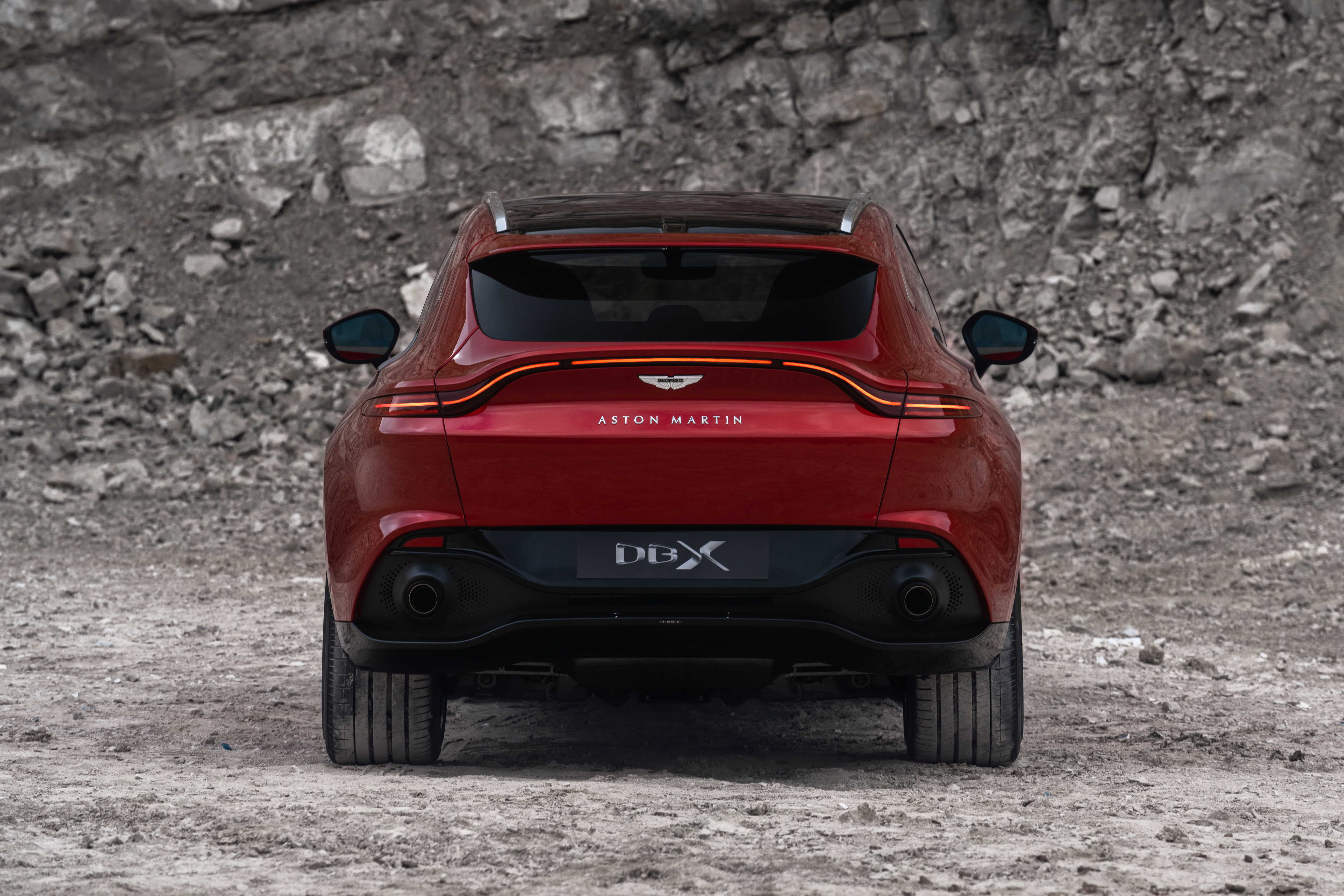 Aston Martin DBX prezzo