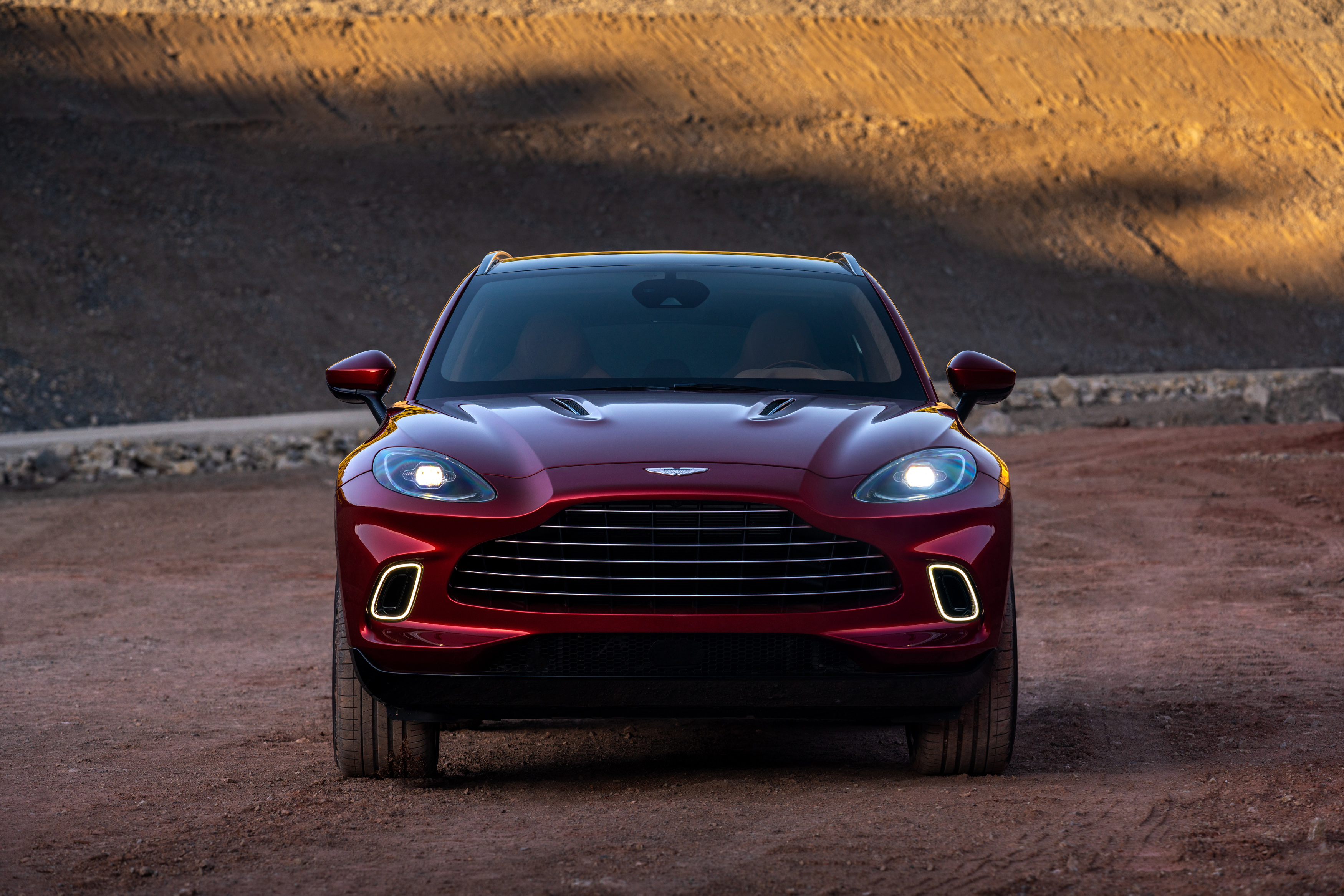 Aston Martin DBX scheda tecnica