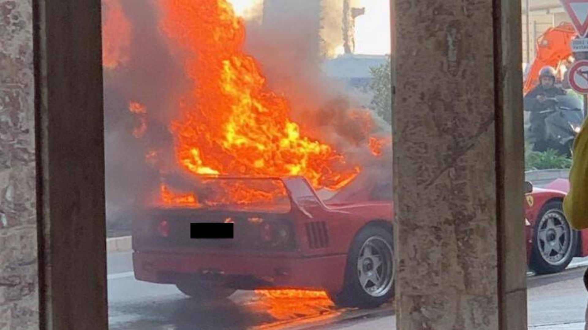 Ferrari F40 in fiamme monaco