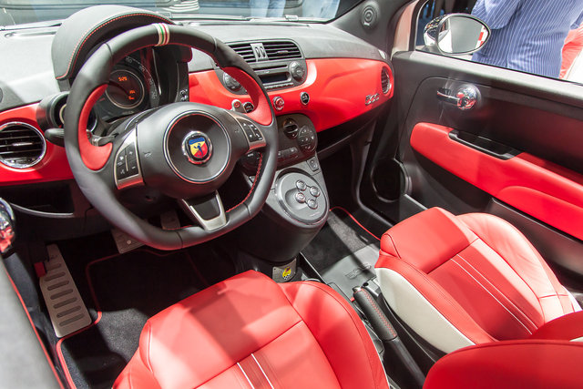 Abarth 695 Tributo Ferrari interni