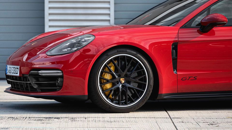 Porsche Panamera GTS scritta