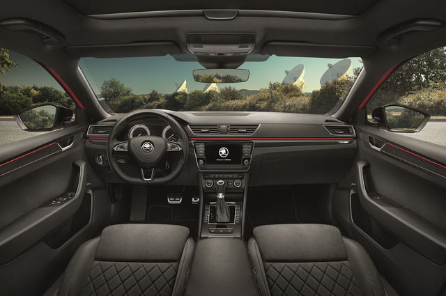 vista-interni-fronte-skoda-superb-sportline