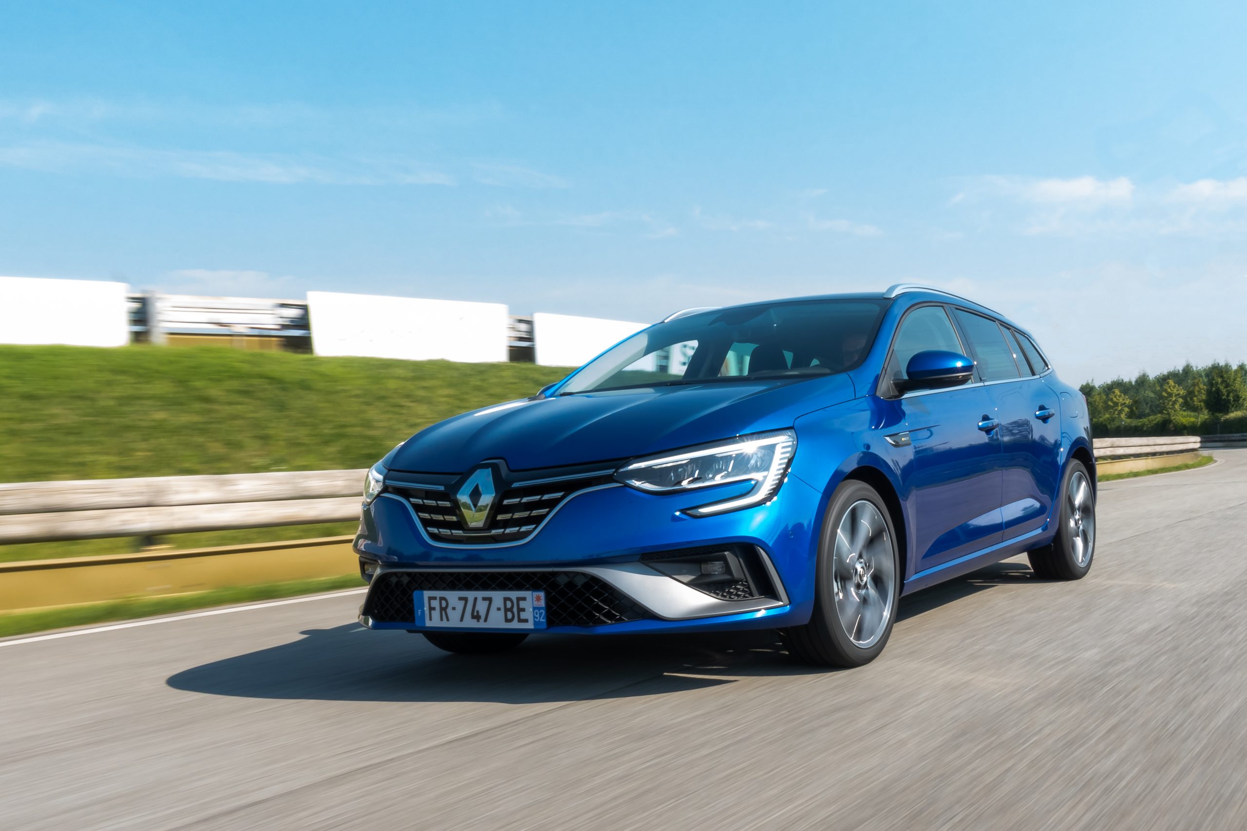 Test Drive Renault Megane Sporter E-Tech Plug-In Hybrid