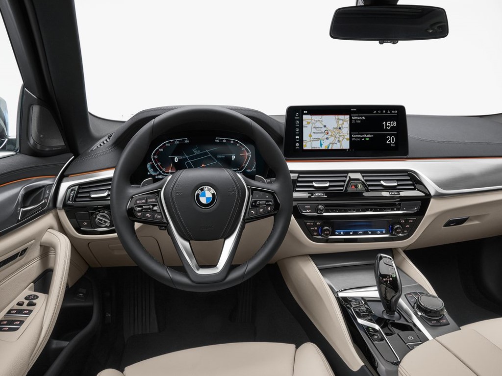 BMW Serie 5 Touring 2021 interni