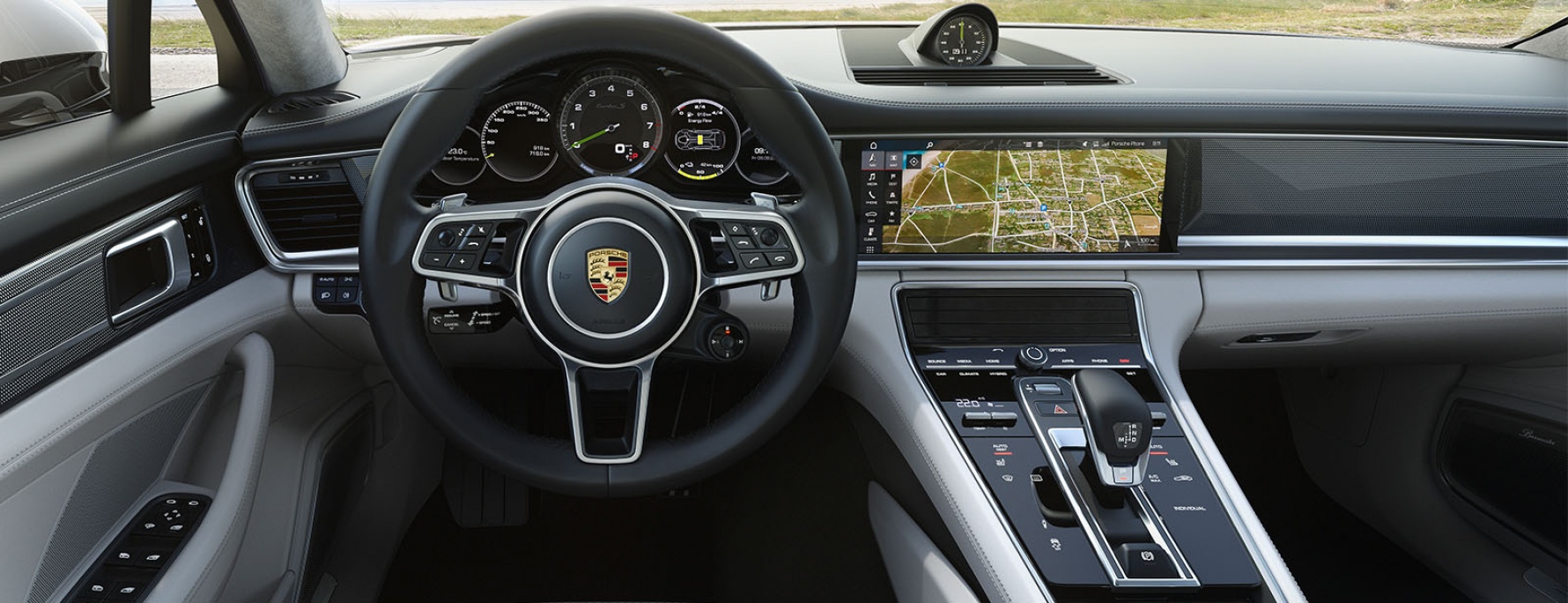 Porsche Panamera 4S interni