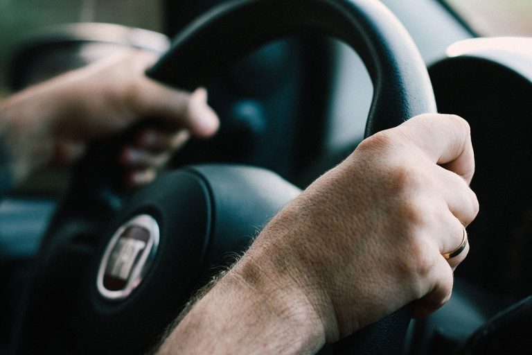 Uomo al volante di un auto