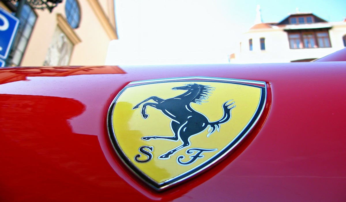 Auto ibrida Ferrari V6