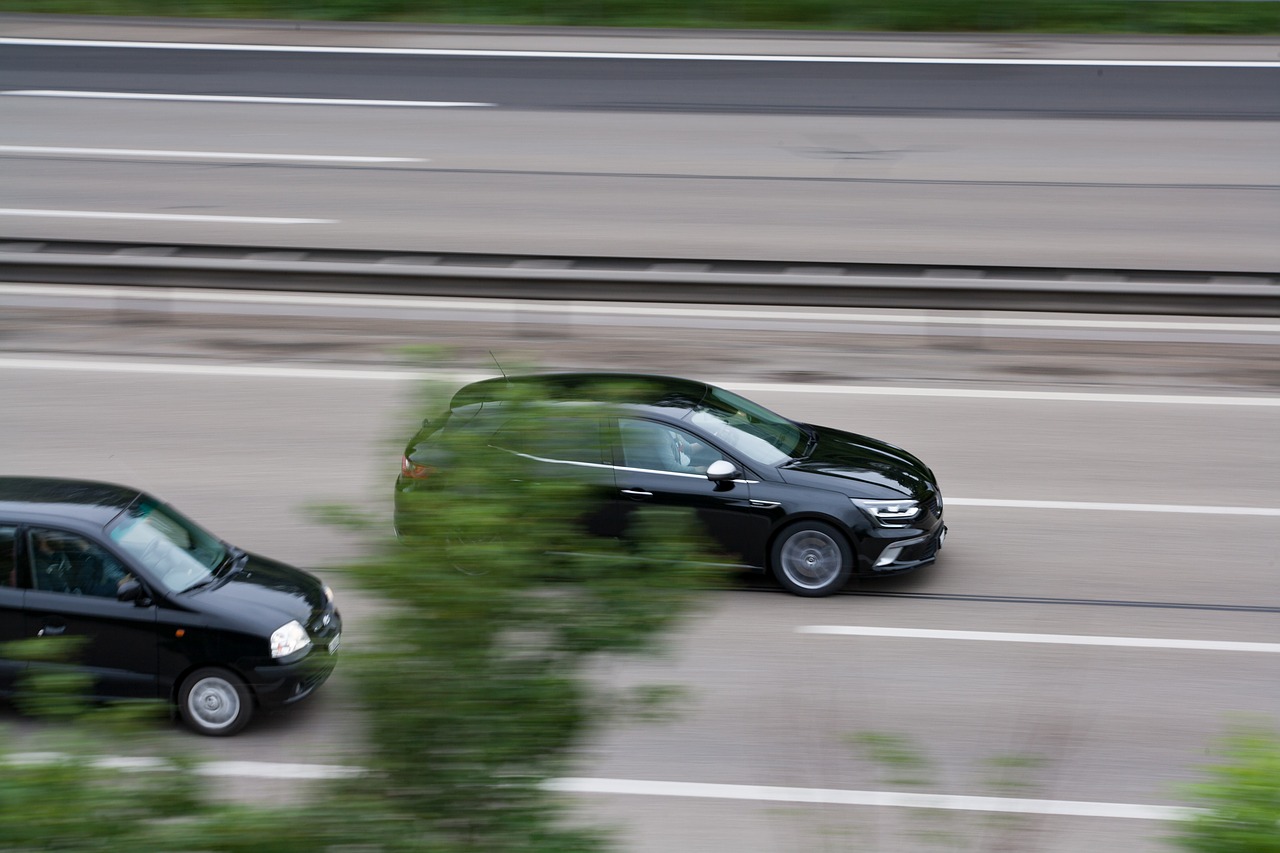 Sorpasso tra due auto