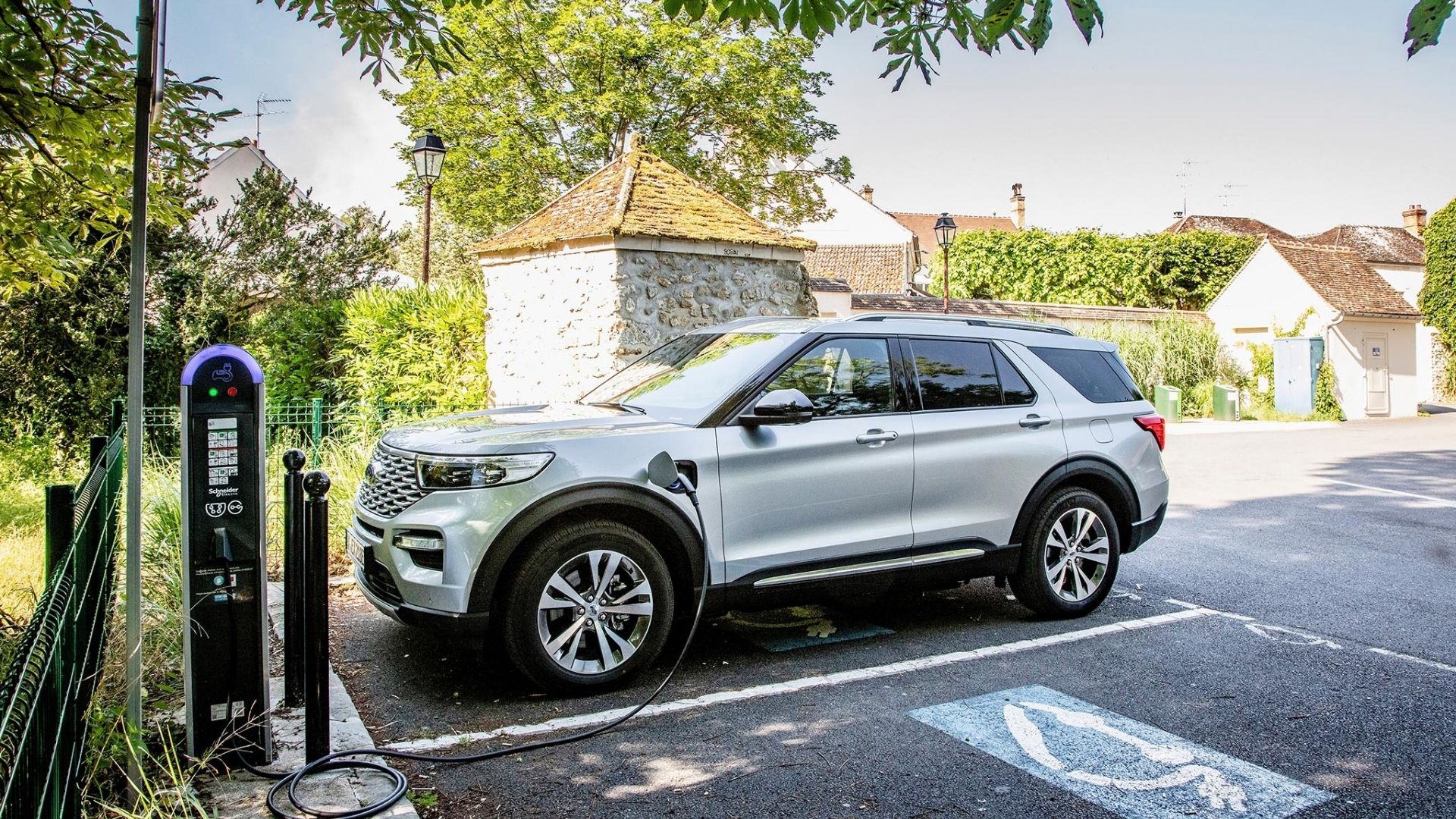 Ford Explorer Plug-In Hybrid: il video test drive completo