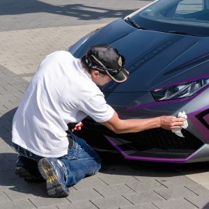 lavare l'auto con la pasta abrasiva