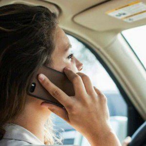 Collegare il cellulare all'auto