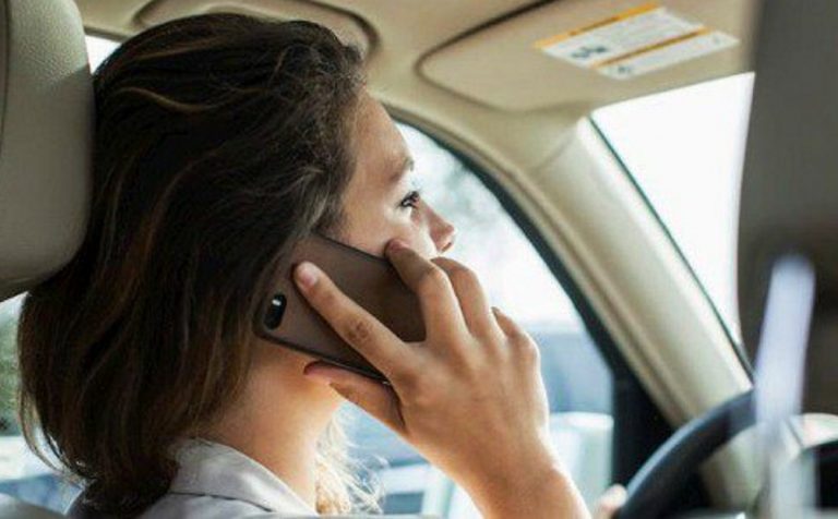 Collegare il cellulare all'auto