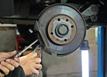 Come controllare i freni dell'auto