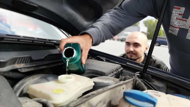 come controllare olio auto prima di partire