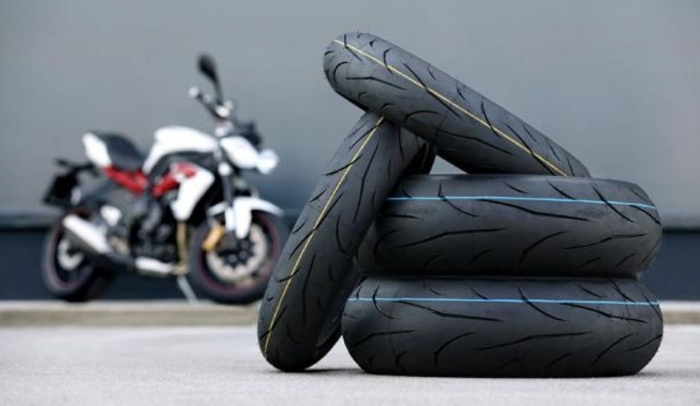 Controllare le gomme della moto prima di partire