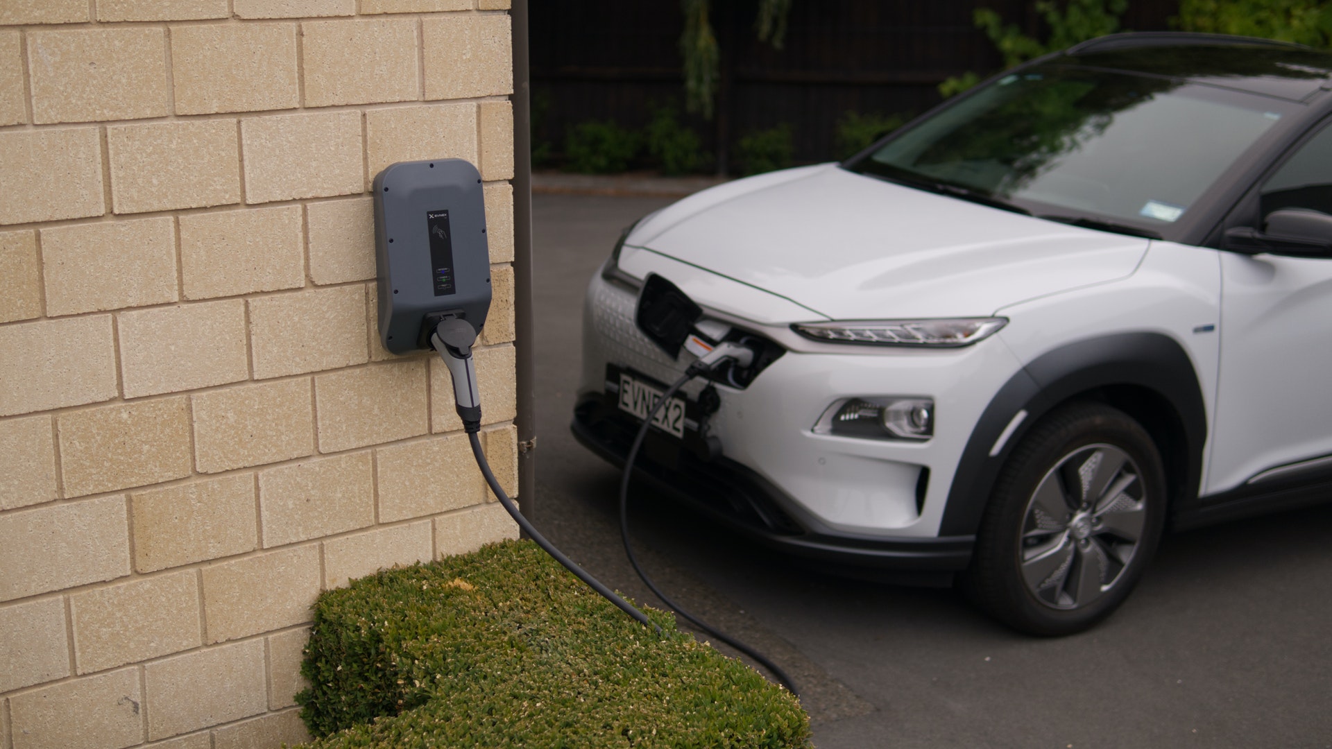 Caricare l'auto elettrica a casa