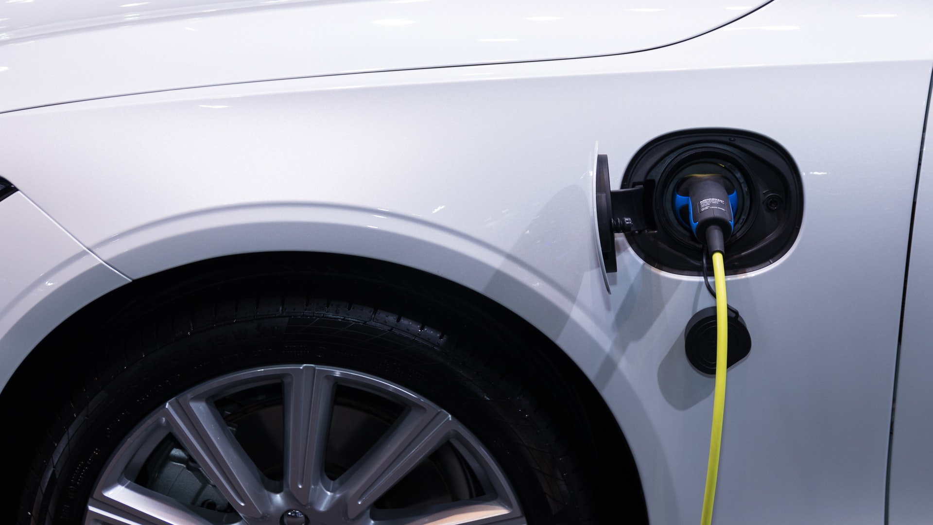 Caricare un'auto elettrica