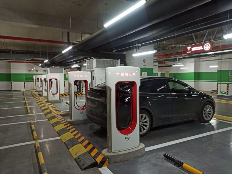 Tesla apre i suoi Supercharger ad altre marche