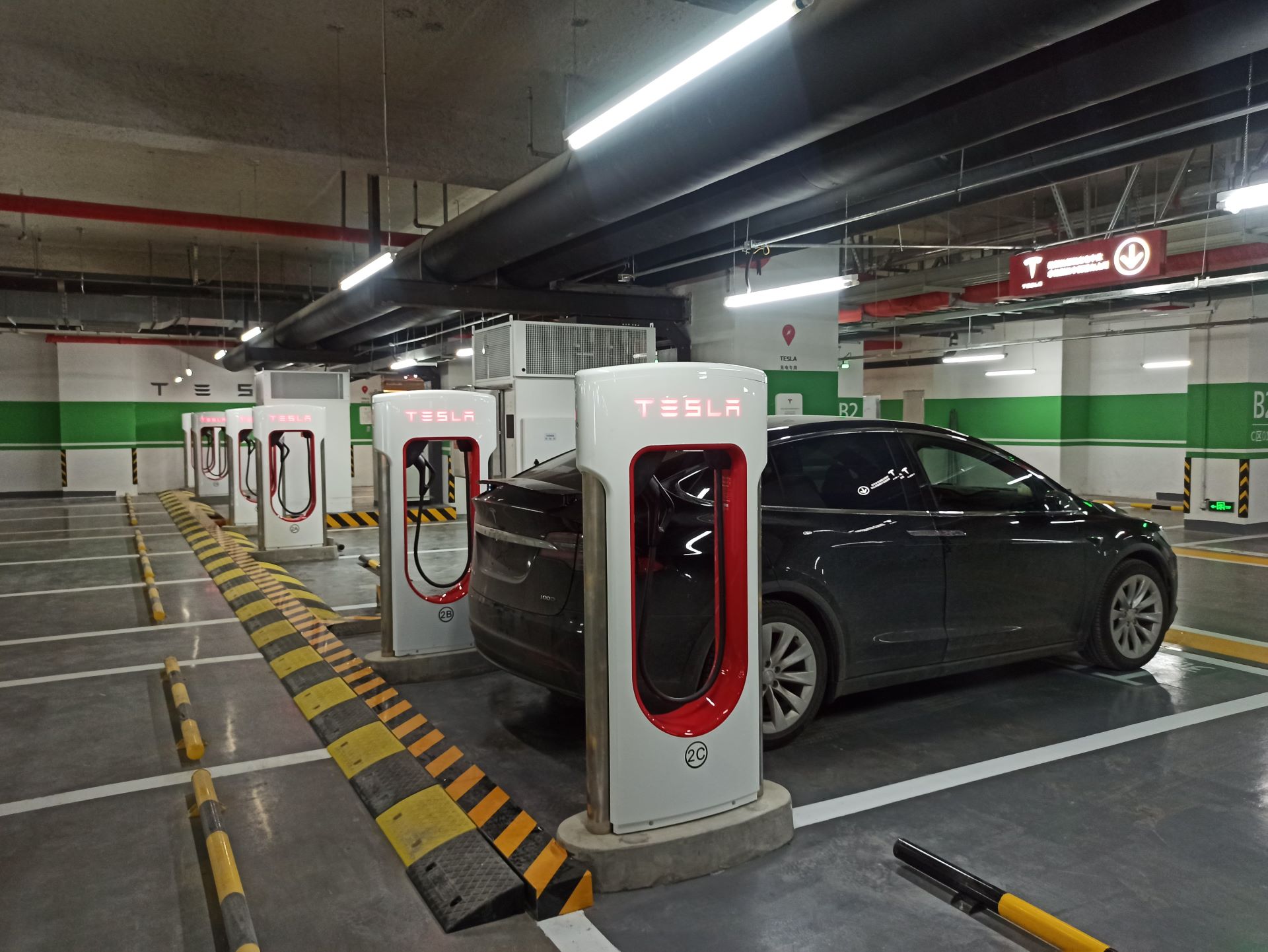 Tesla apre i suoi Supercharger ad altre marche