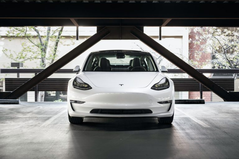 Tesla dà un ultimatum agli acquirenti che vogliono ritardare la consegna