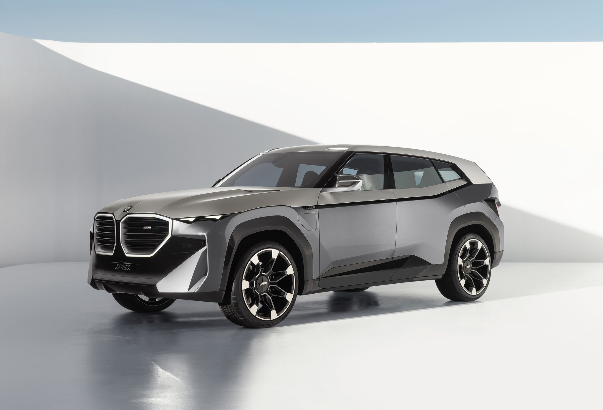 BMW XM caratteristiche