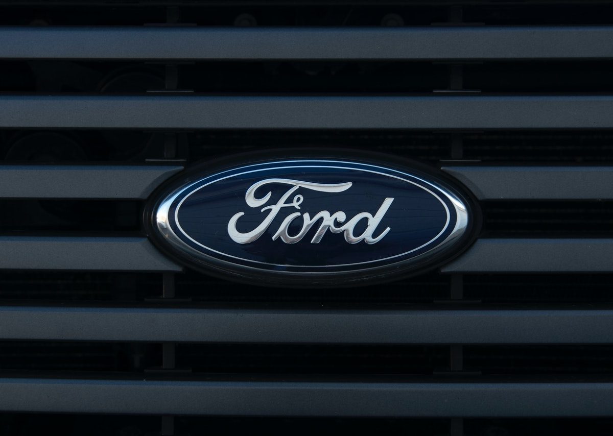Ford si divide in due dettagli