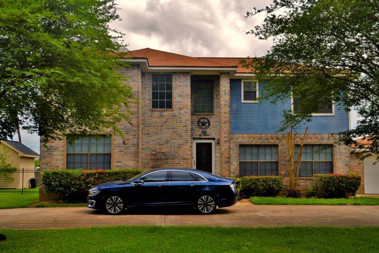 Come proteggere veicoli parcheggiati con carport