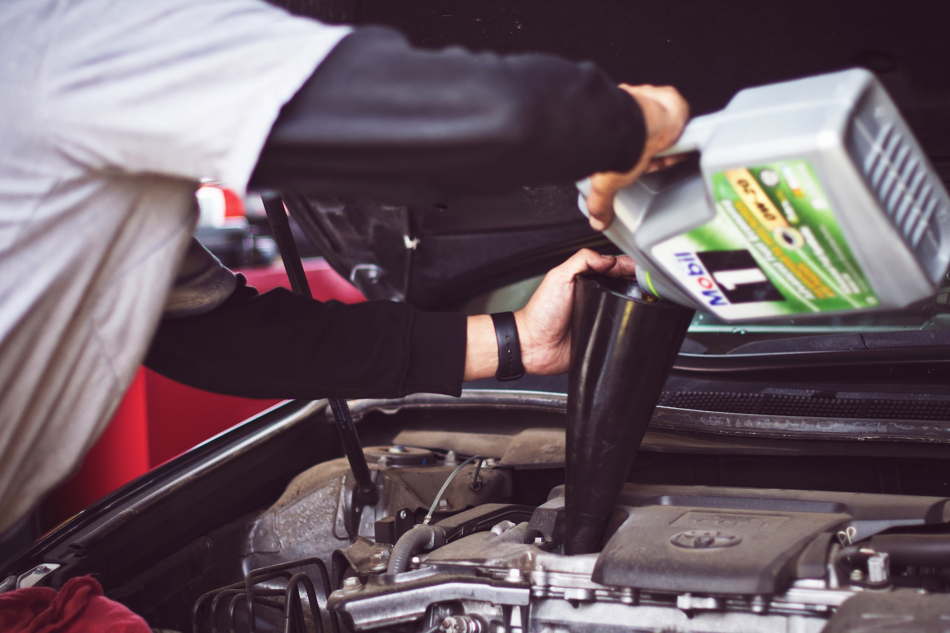 perché l'auto consuma olio