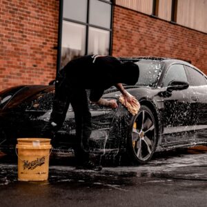 come lavare auto a mano