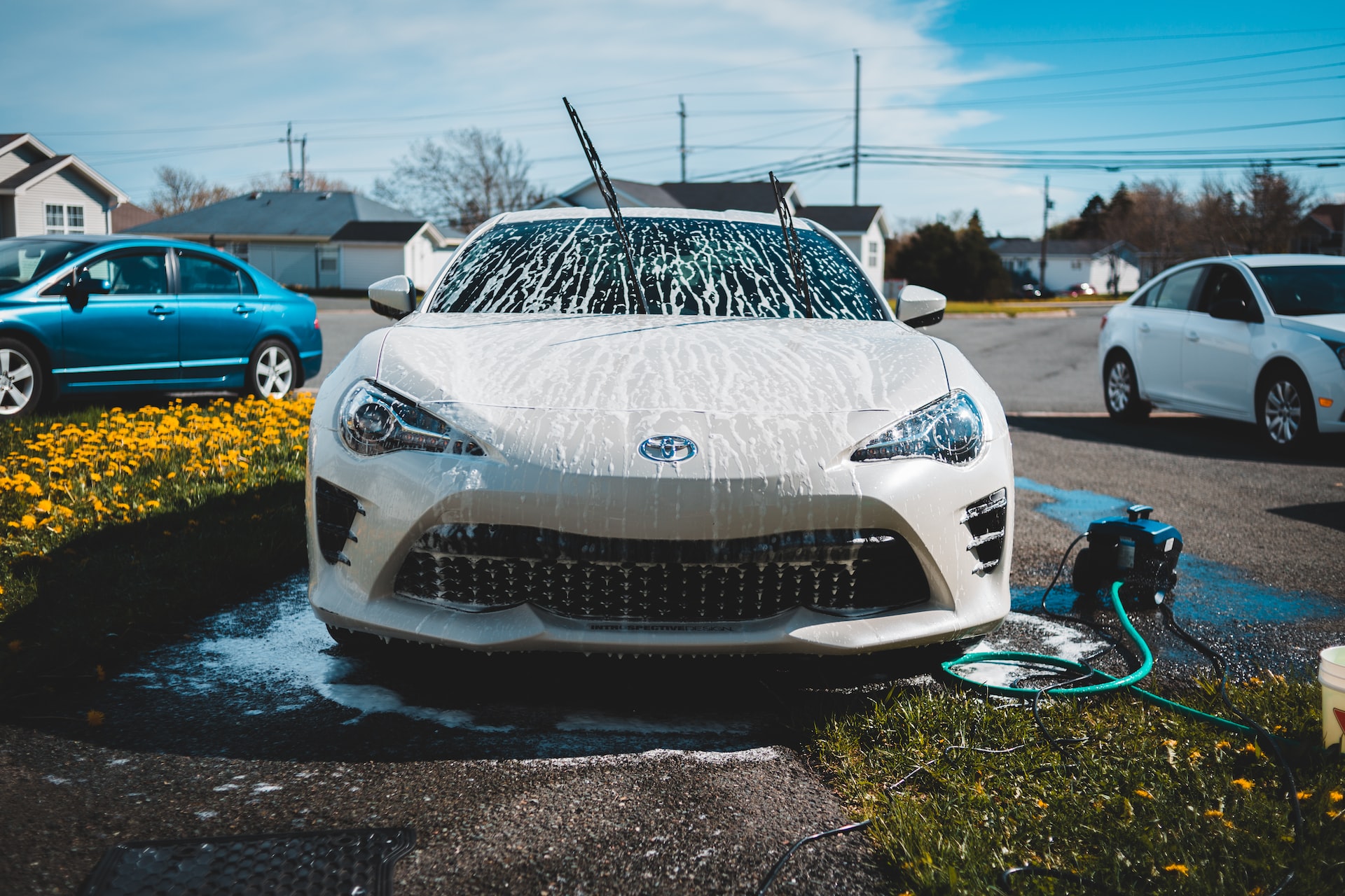 come lavare l'auto a mano