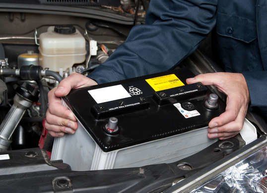 come staccare batteria dell'auto