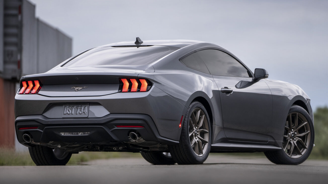 Ford Mustang 2023 caratteristiche motori dimensioni