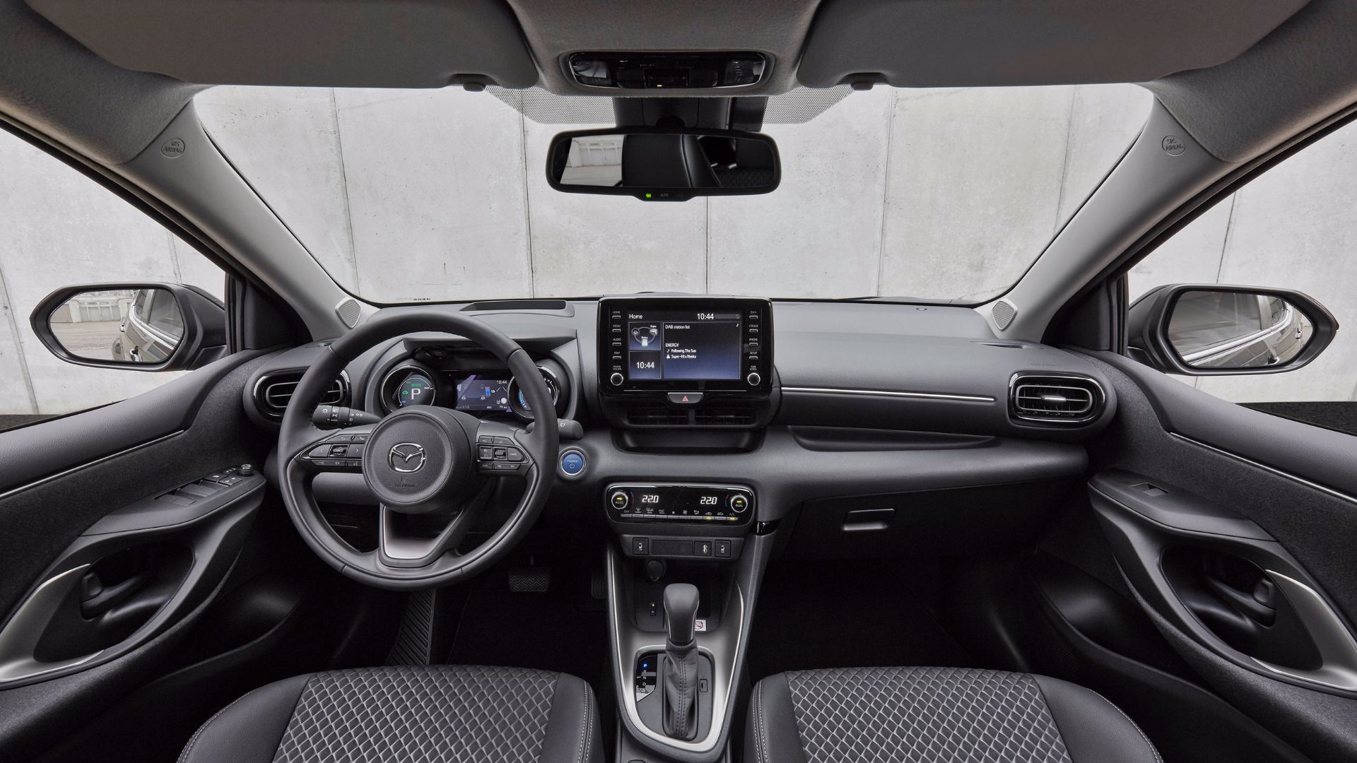 Nuova Mazda 2 Hybrid interni e tecnologia