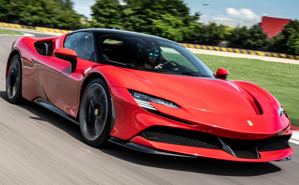 Ferrari SF90 Stradale caratteristiche