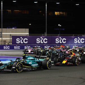 GP d'Arabia, Perez domina davanti a Verstappen: lontane le Ferrari