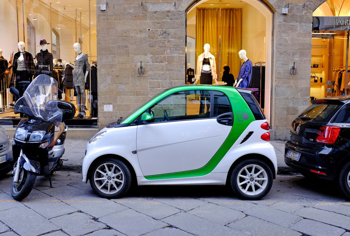 le auto elettriche pagano il parcheggio