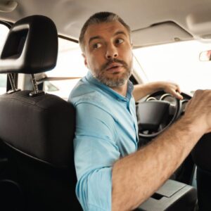 come girare il volante in retromarcia