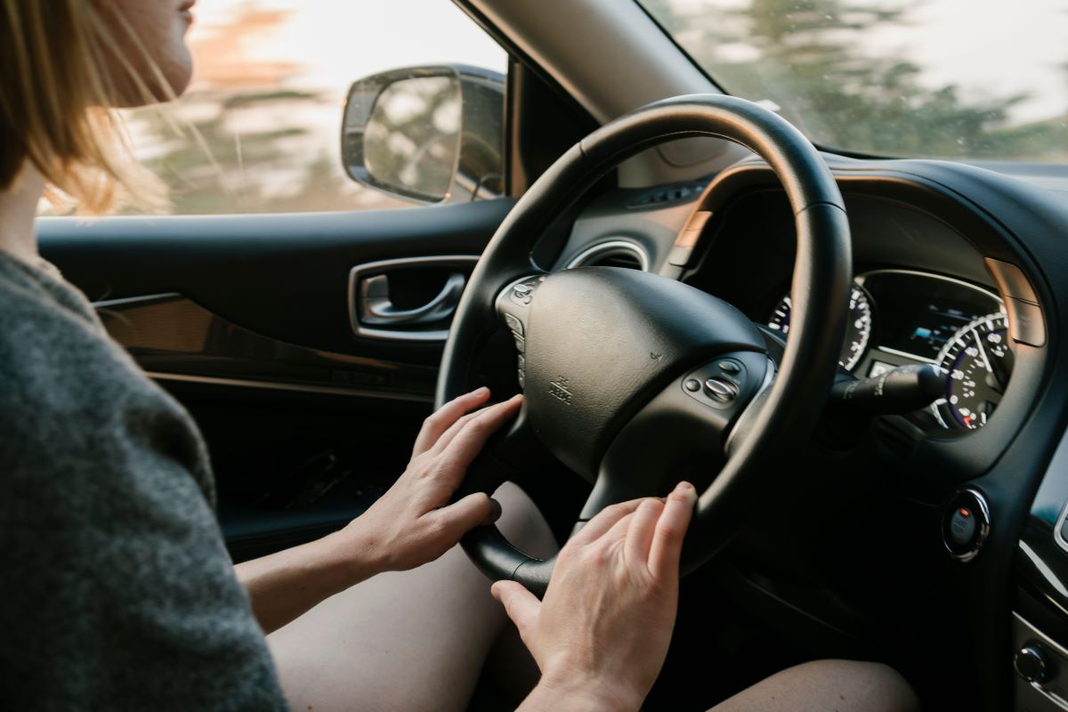 si può guidare un'auto intestata ad altra persona