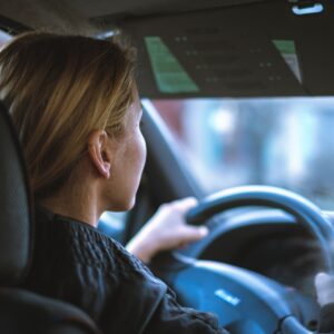 si può circolare con auto intestata a defunto