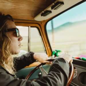 si può guidare l'auto con un occhio solo