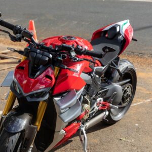 si può parcheggiare moto in posto auto