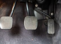 si può regolare la frizione dell'auto
