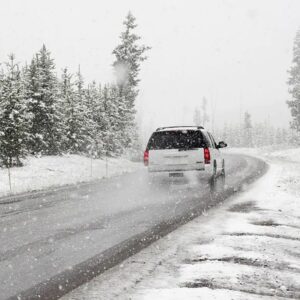 001-consigli-guidare-strade-innevate-ghiacciate-in-sicurezza