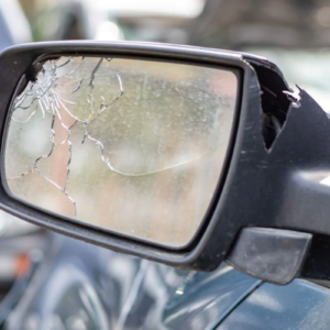 001-usare-auto-senza-uno-dei-due-elementi-retrovisori