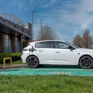 001-hatchback-francese-modello-zero-emissioni-dettagli